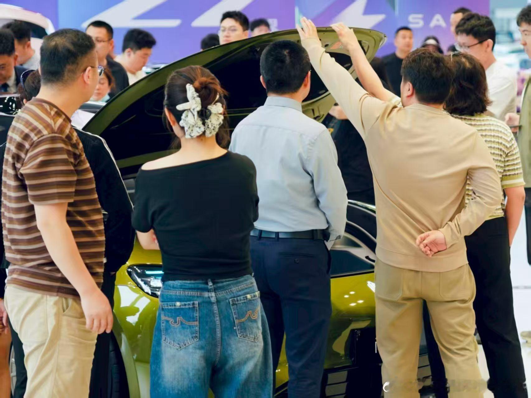 来来来看看咱大四川的热度鸿蒙智行春季新品发布会‮