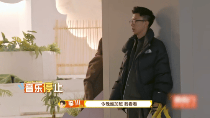 周奇下班一拖四战绩可查  看完周奇带飞队友这波莫名其妙的燃起来了，感觉周奇同学都