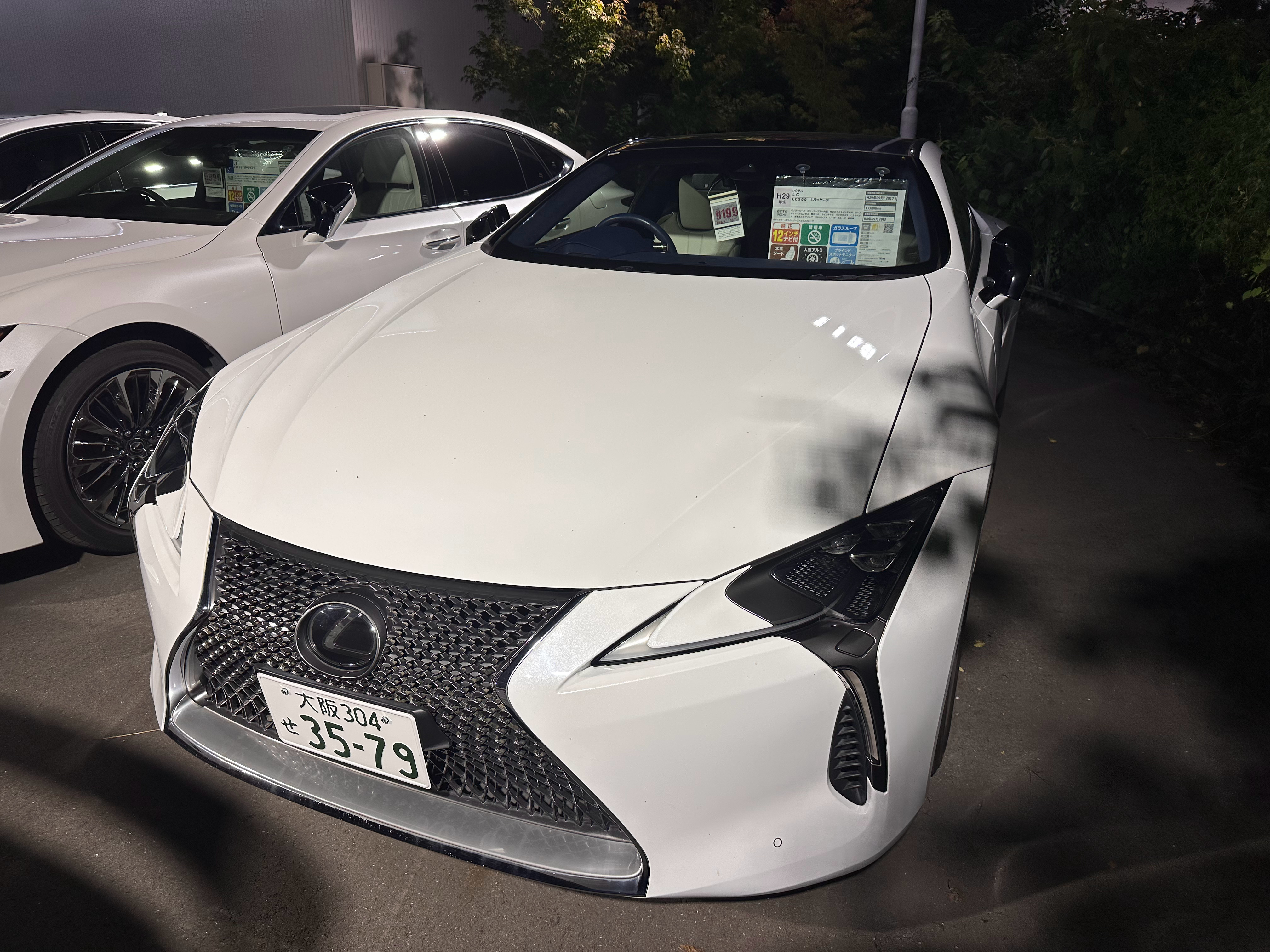 路过二手车店遇见一辆雷克萨斯LC500，正宗燃油5.0大V8那种。2017年上牌