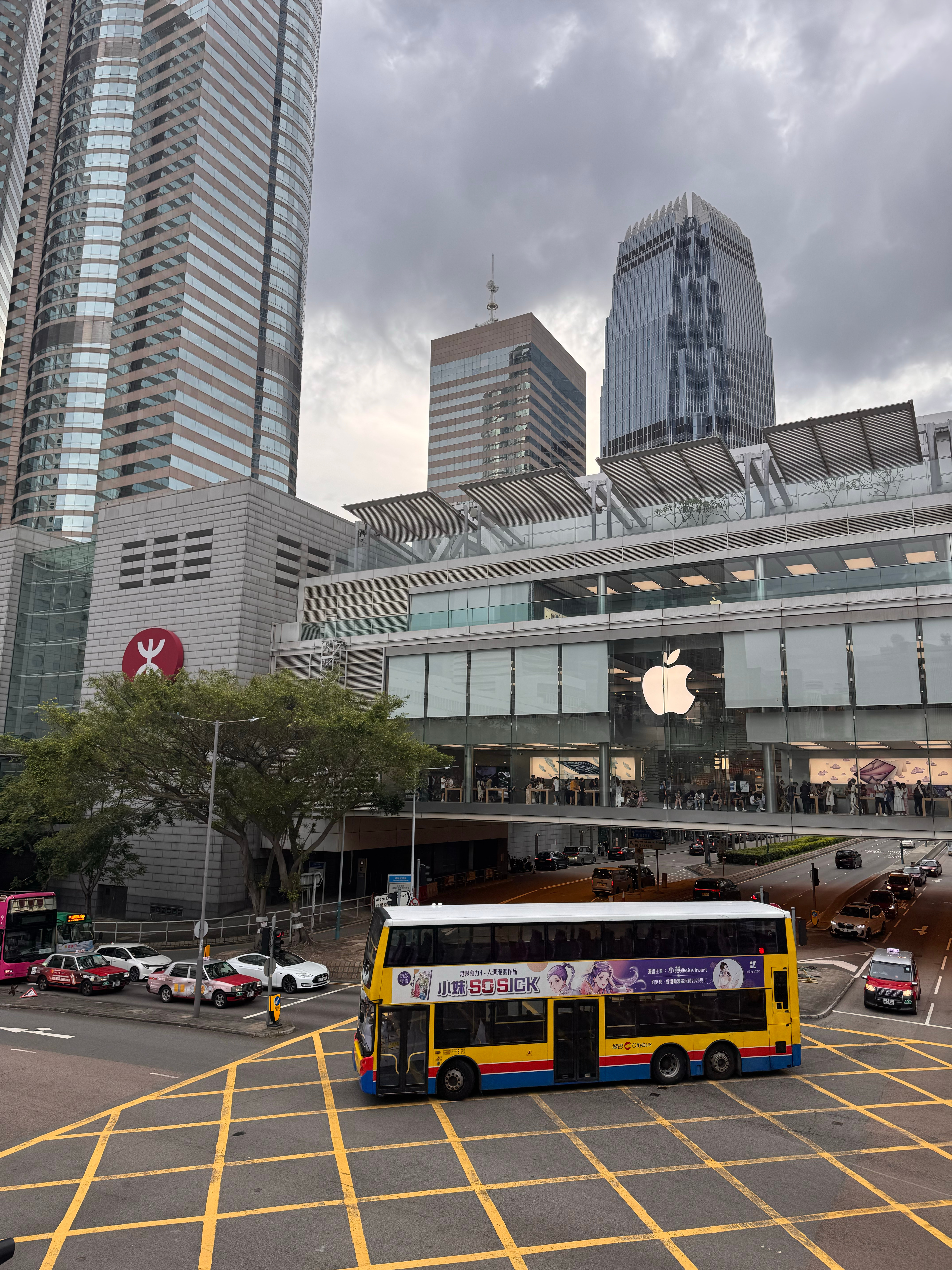 我最喜欢的香港  Apple Store IFC，原本无敌的海景+摩天轮景观，彻