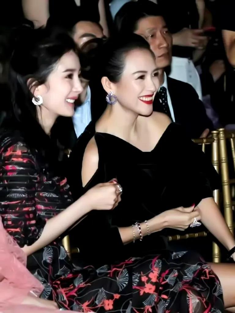 在娱乐圈这个话题不断的名利场，章子怡回复杨幂一事，瞬间点燃了网友们的八卦热情，背