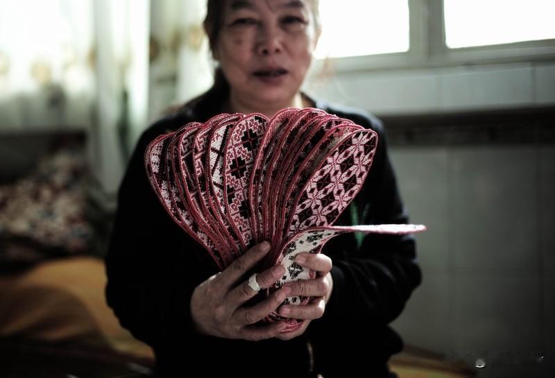 九旬老人含泪将亲生儿子告上法庭，毕生积蓄900余万竟被儿子儿媳挪用。更令人心寒的