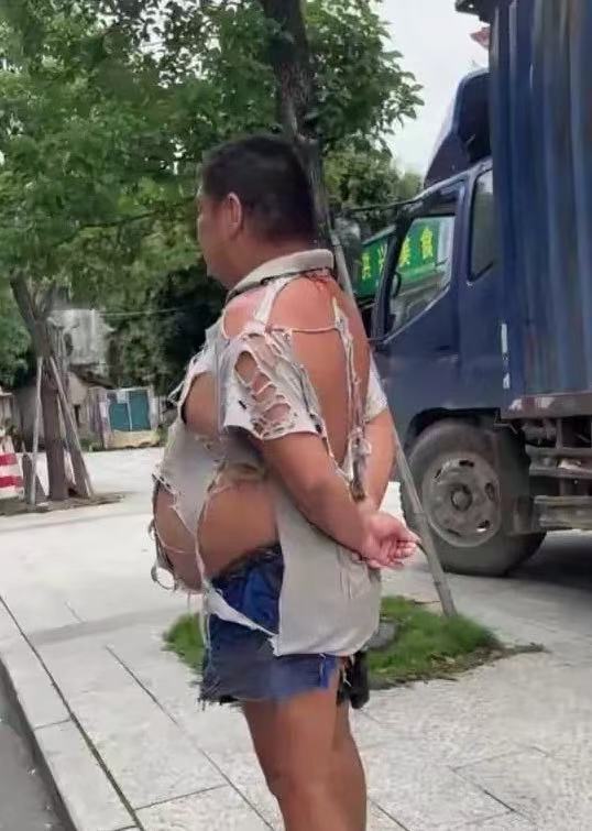 夏天就该这样穿，他们说这是巴黎世家的限量款，不知道是不是真的 