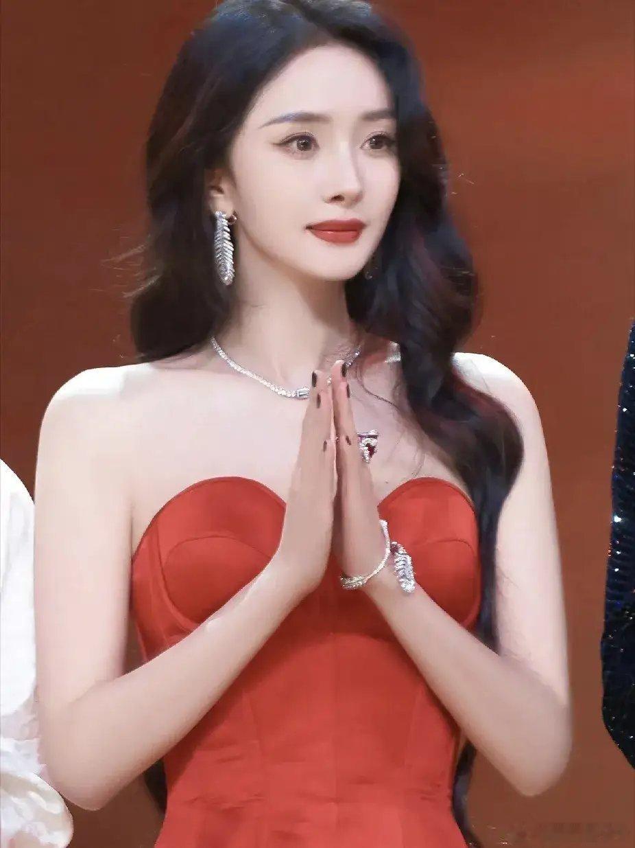 杨幂的项链好闪 我发现杨幂有个很特别的东西她有一条项链其实是自己的戒指串起来的。