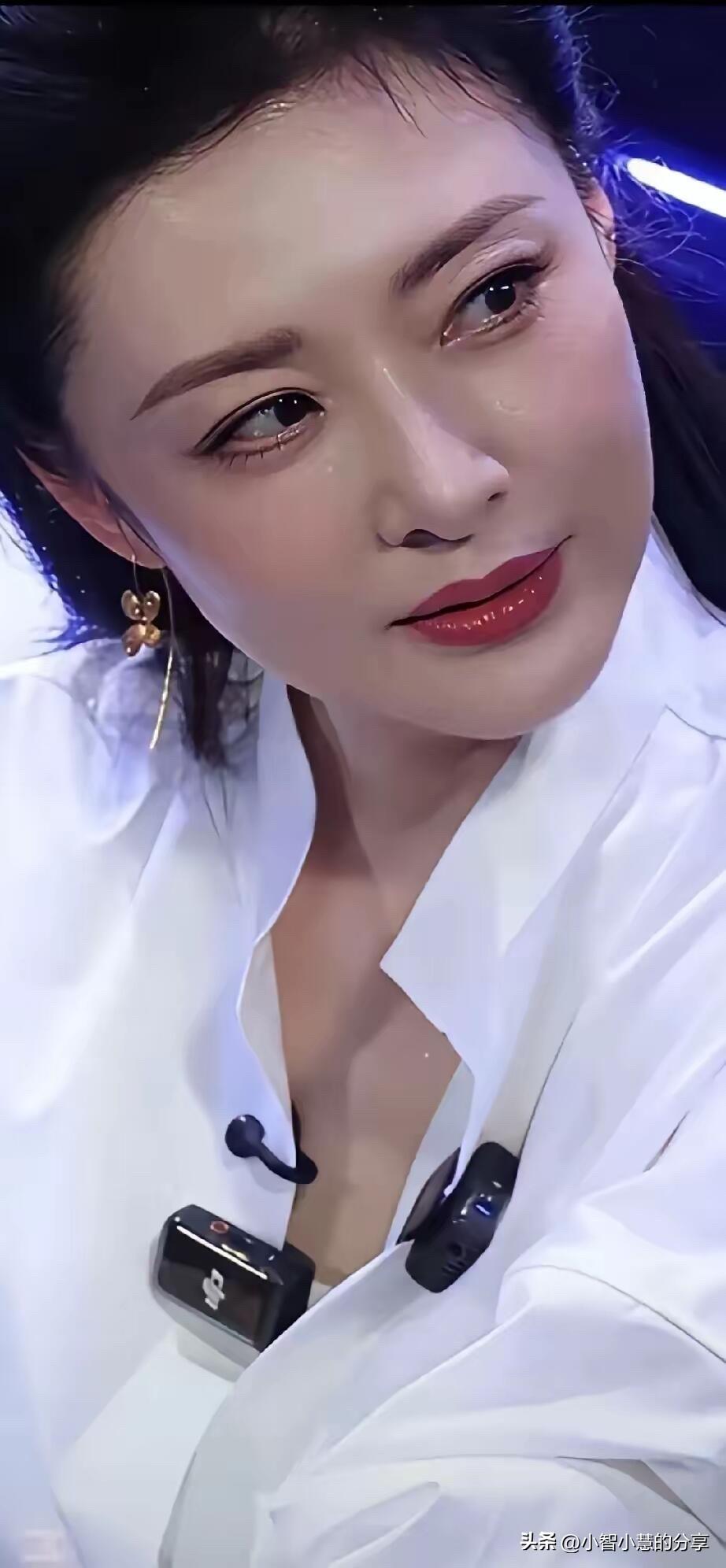 央视第一美女的颜值，果然是名不虚传。她确实抗老，花期实在是太长了，跟差不多年龄的