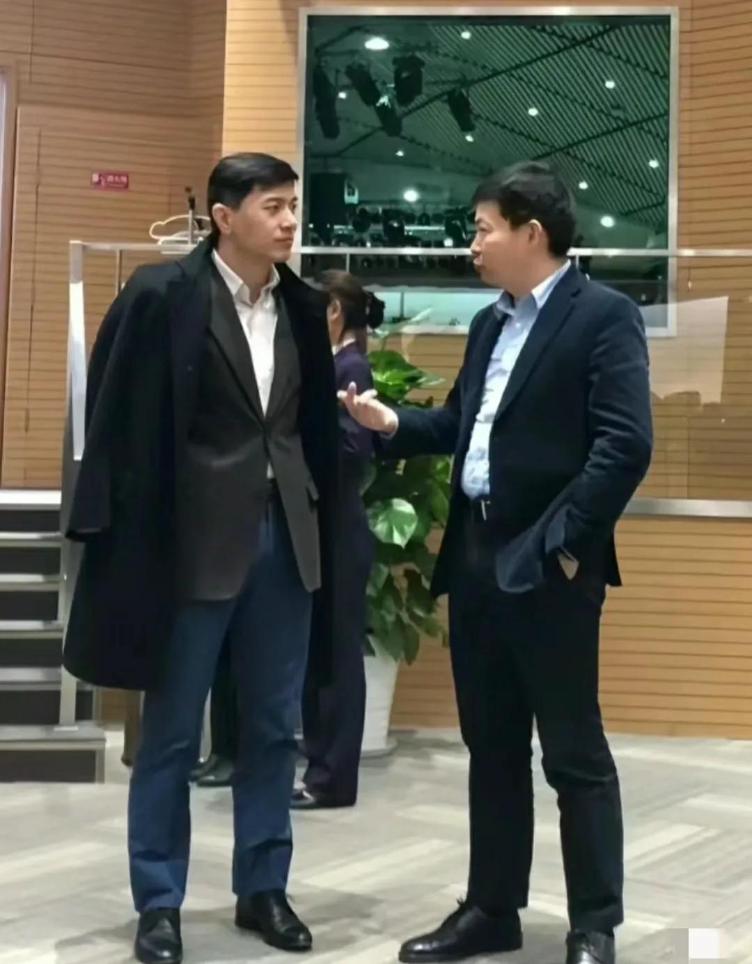 华为余承东和百度李彦宏在讲话……
虽然李彦宏是老板，但看起来更像是私人保镖，说通