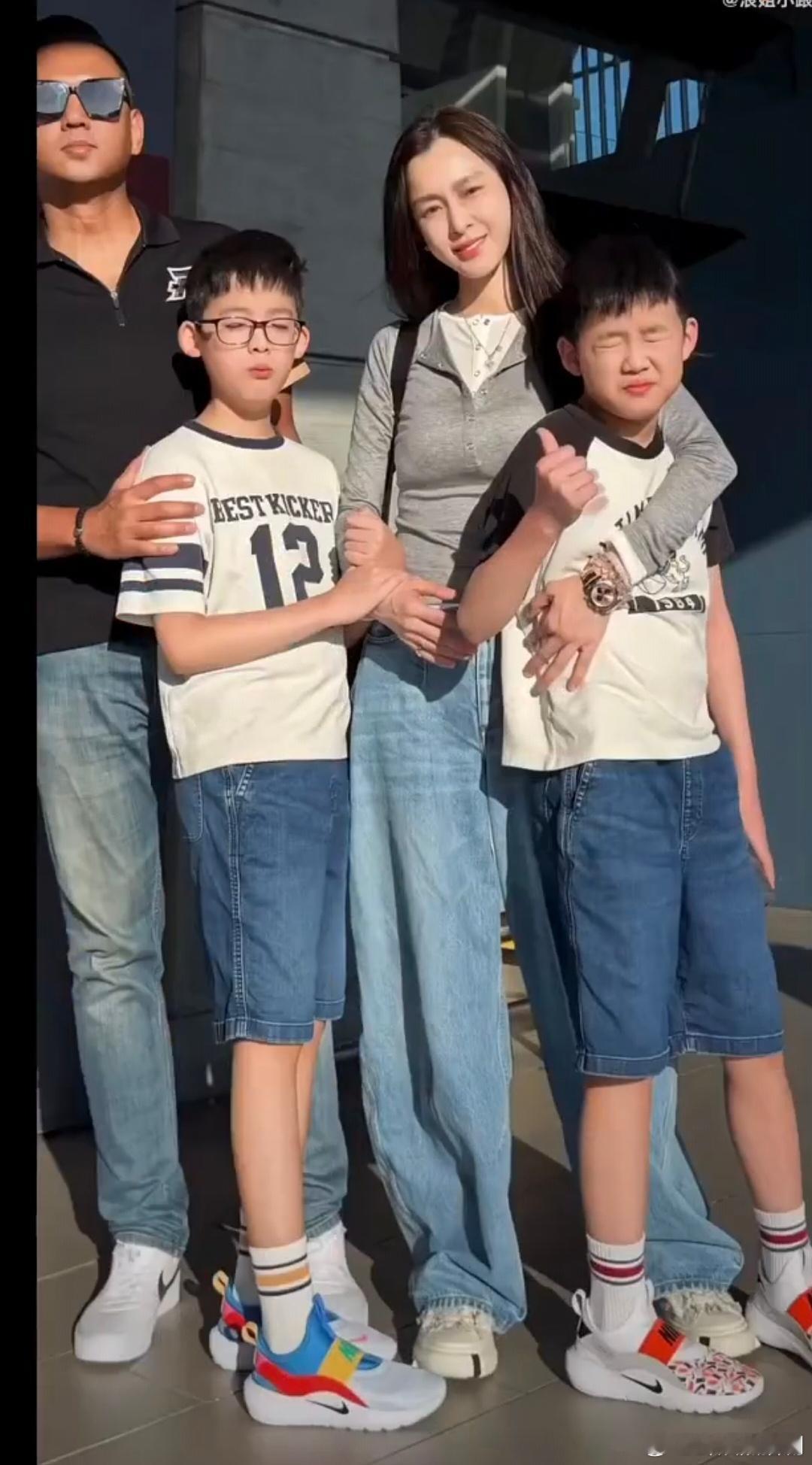 范玮琪带双胞胎儿子去马来西亚范玮琪双胞胎快赶上妈妈个头了 范范姐一家机场出发马来