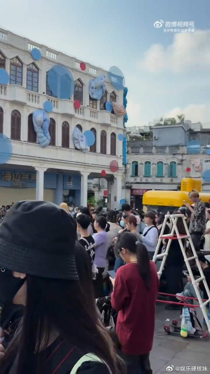 《奔跑吧14》今天在海口开录啦！现场的人也太多了吧，粉丝们早早就位，应援氛围拉满