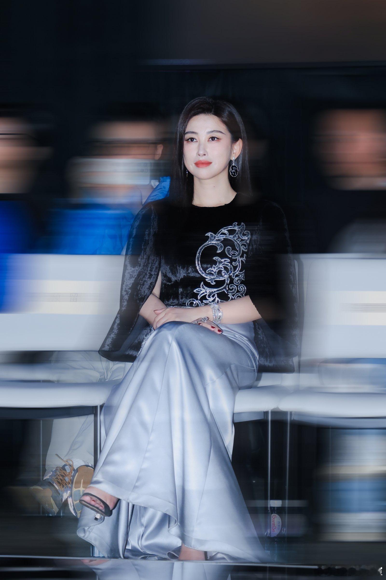 #世纪女神朱珠# 亮相活动，简约中透露出高级感，让人眼前一亮。姐姐新剧《宿敌》播