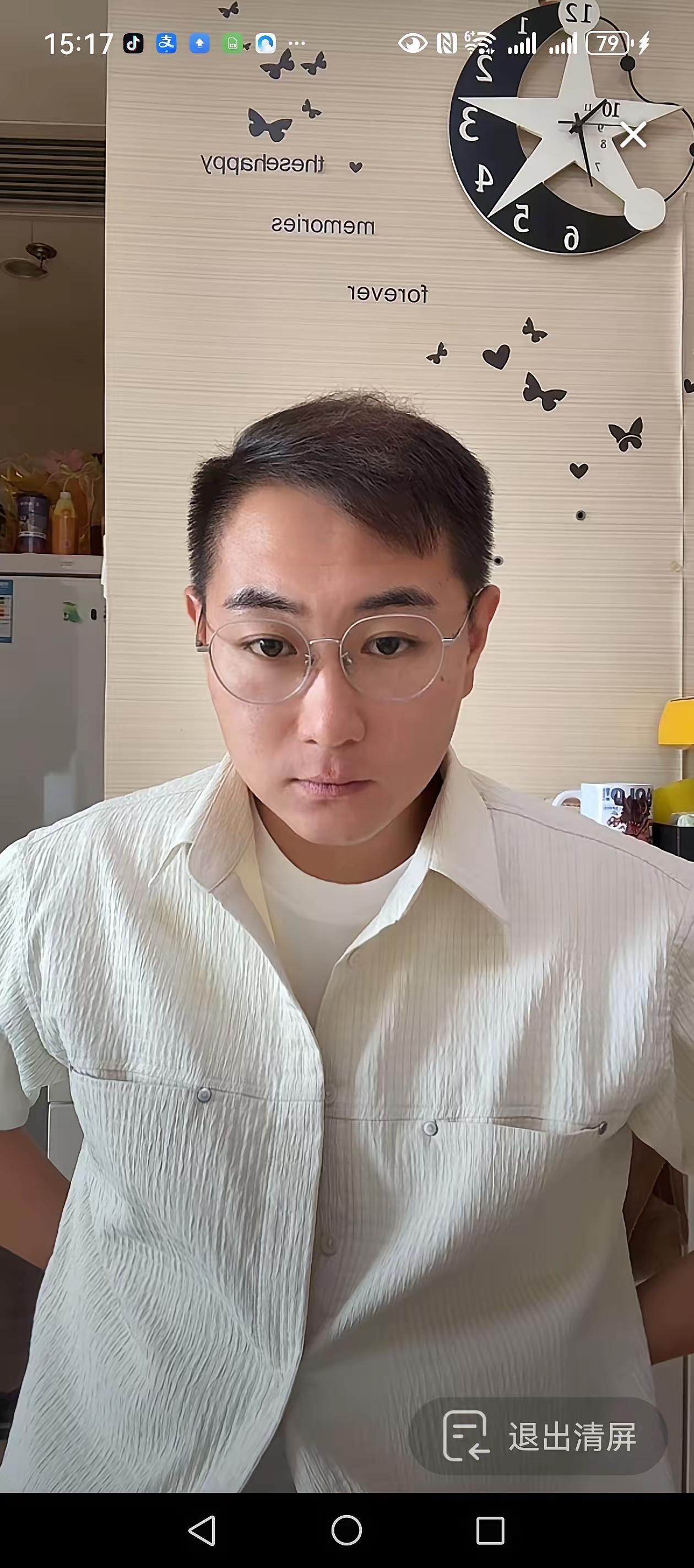 杨议徒弟小薛怒怼杨光相声社老板：“你觉得我工资高，你可以跟我谈，你压完工资一个月