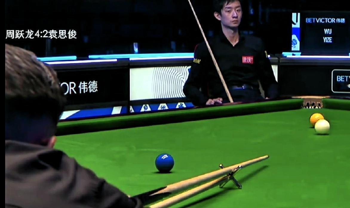 深夜11点多，吴宜泽接台比赛，对阵利亚姆·戴维斯，开场31-68，0-120，2
