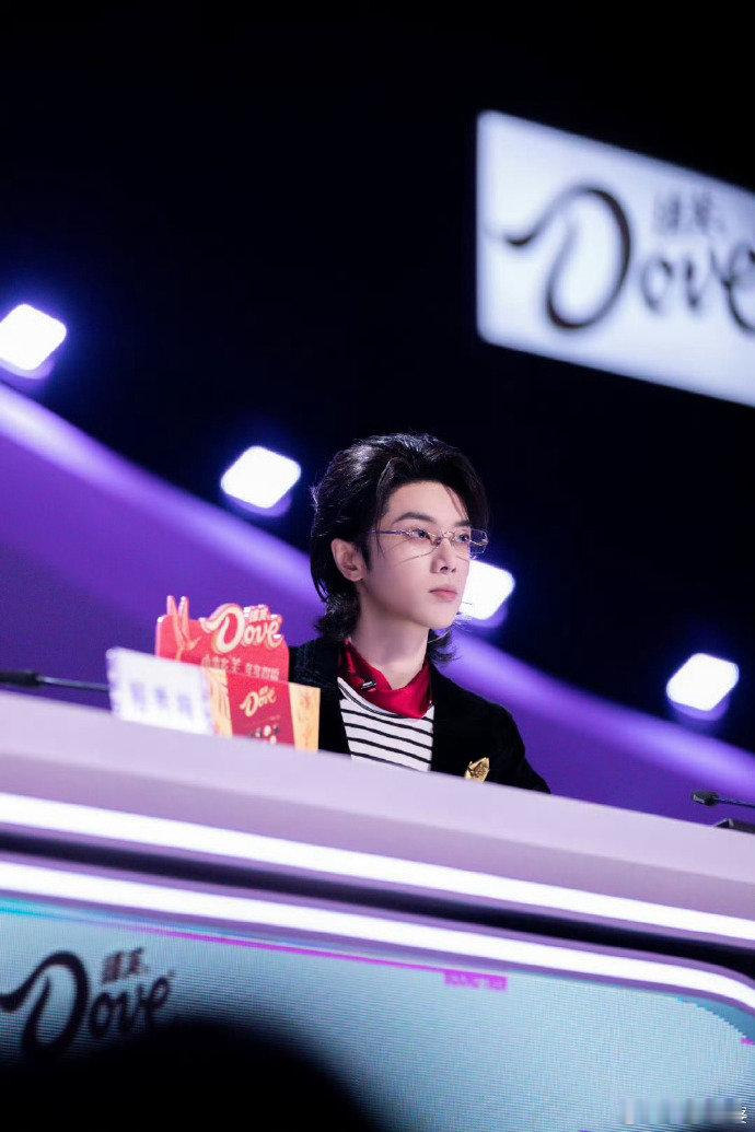 华晨宇 冠军来自一个勇敢的决定音乐路上的追梦先行者，赛场之上的专业好导师！华晨宇