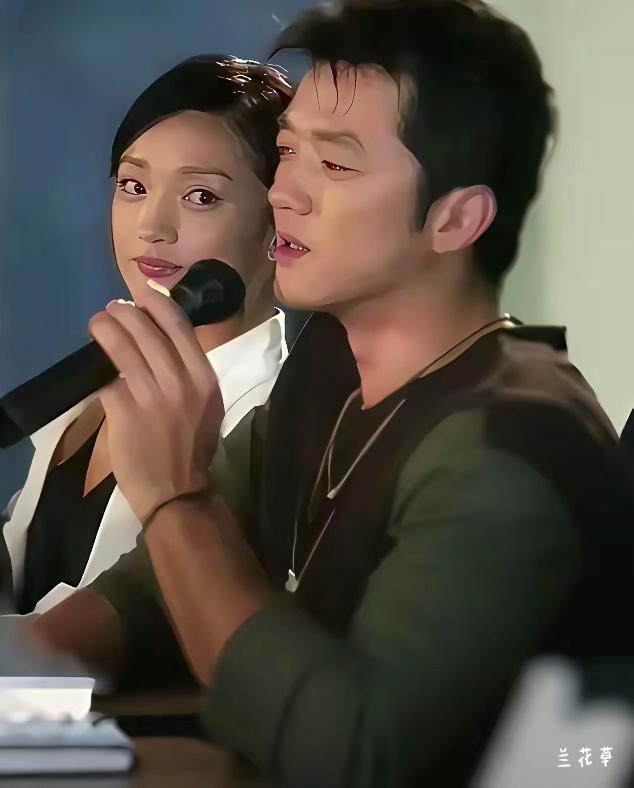 当年的李亚鹏和周迅，俩人正是情意绵绵时。