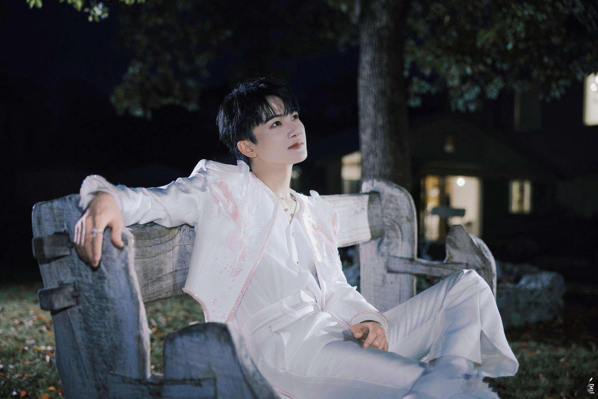 周深有你在的世界上线 新歌一上线就火速去听了，整体旋律很有画面感，仿佛跟着歌声一