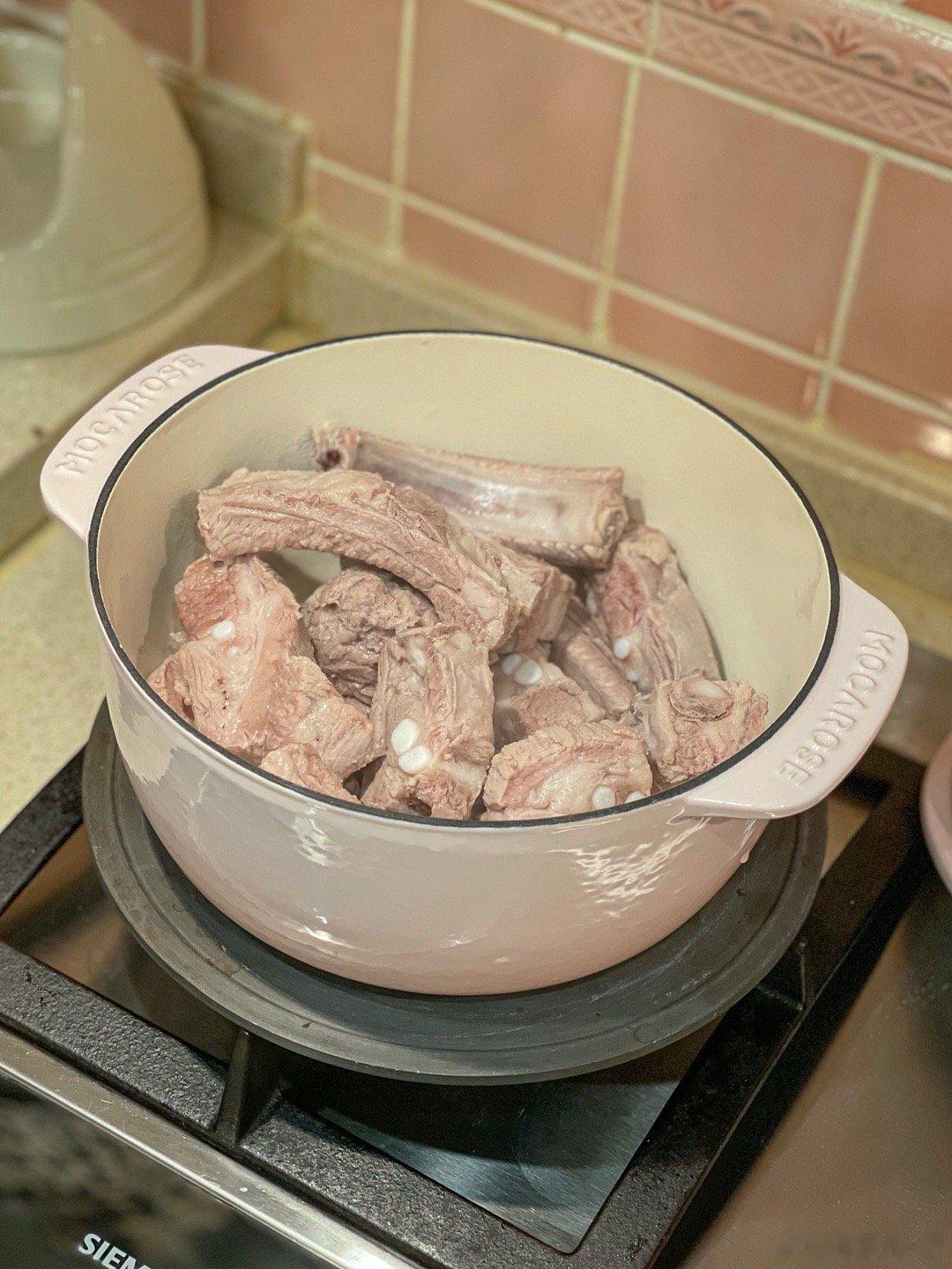 排骨汤加了猪肚菇和虫草花，孩子喝了3碗，太鲜啦！ ​​​