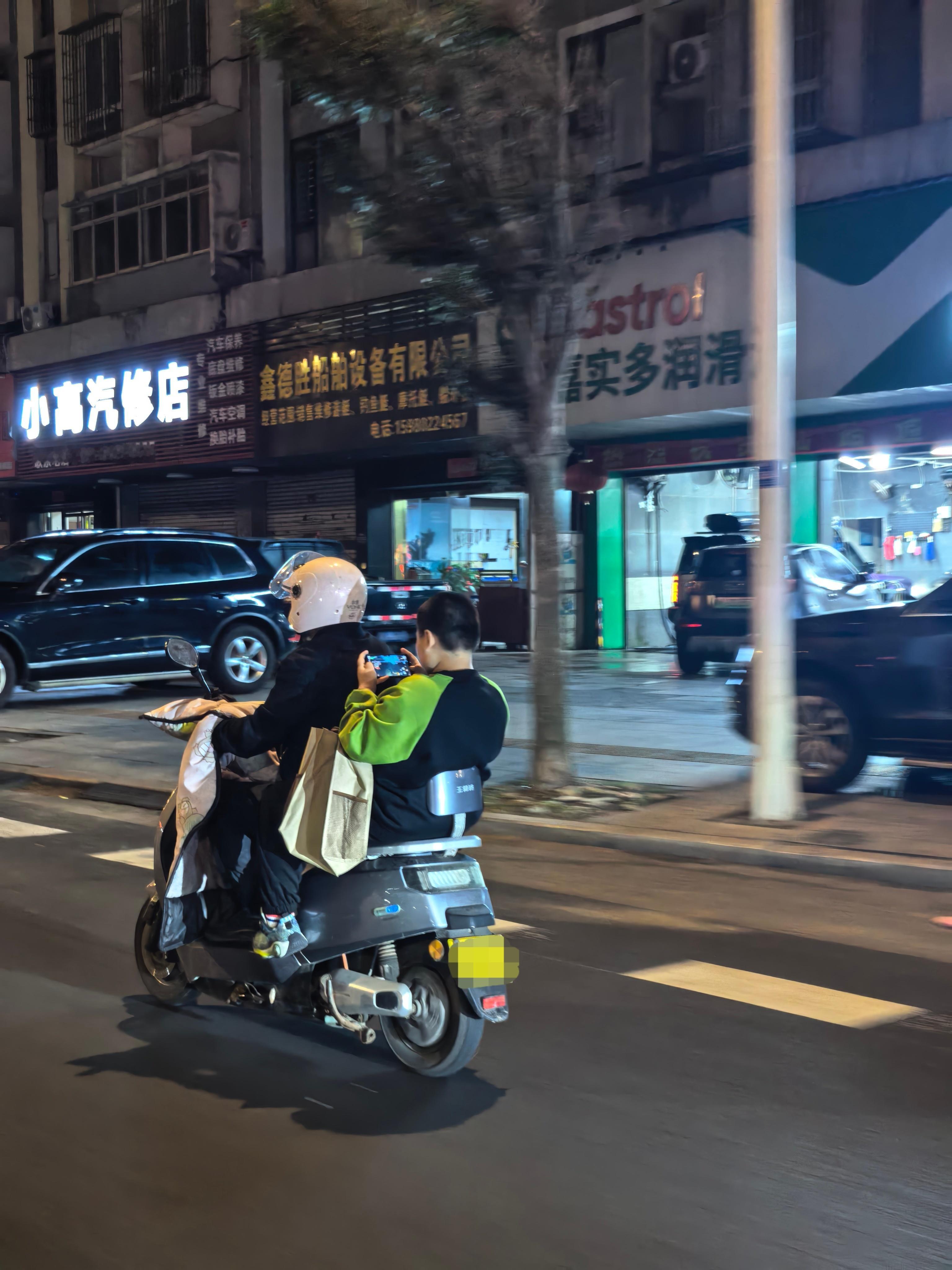 小伙子可以说很认真了