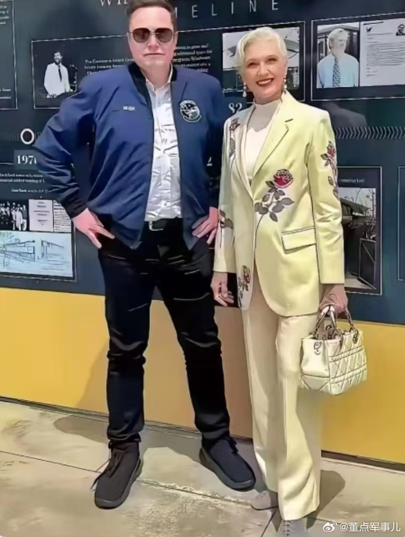 马斯克回美国。没有坐总统的专机，他带着6岁的儿子，跑到上海看老妈去了。很多人以为
