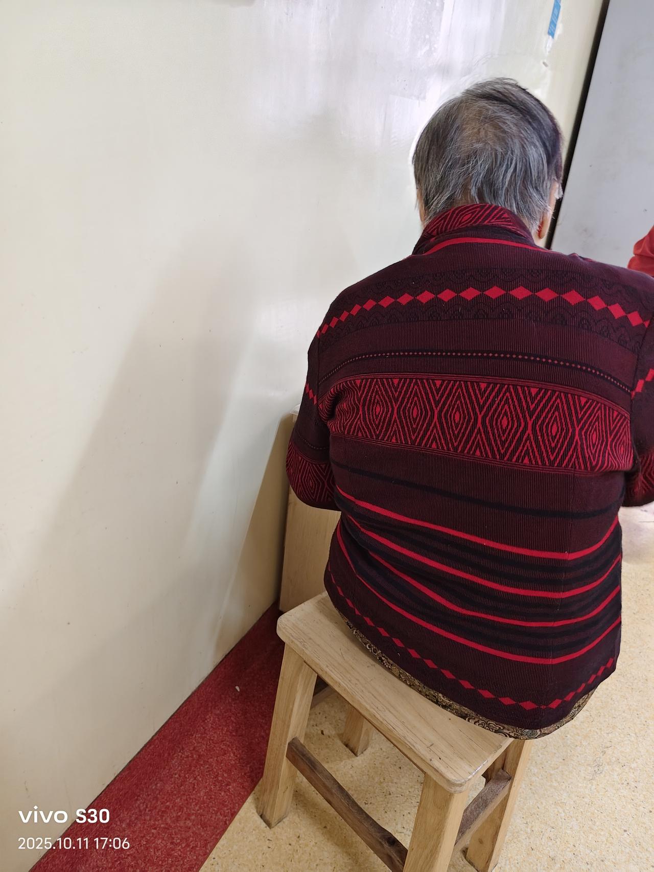 这个娭毑81岁，和我同住一间病室，虽然每月退休金四千多元，但很节俭。
     