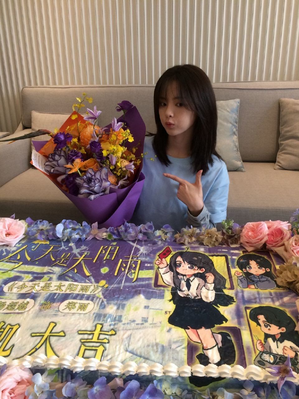 杨超越很高兴遇见郑雨杨超越今天是太阳雨开机plog开机大吉郑雨 