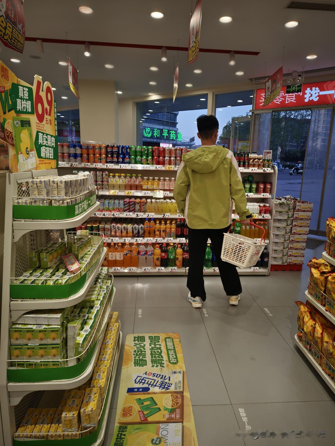 暮色四合，便利店的暖光漫过橱窗，隔住了外头的薄暮。我与你并肩立在琳琅的货架间，寻