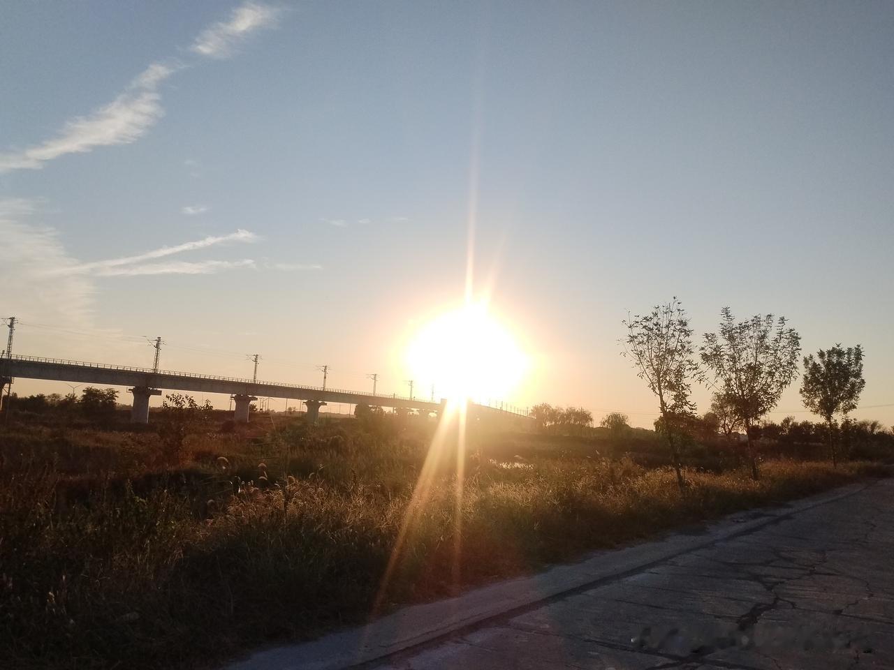 秋日随手拍白露节气9月13日下午六点时刻，落日余晖，乡间小路，洒满万道落日阳光，