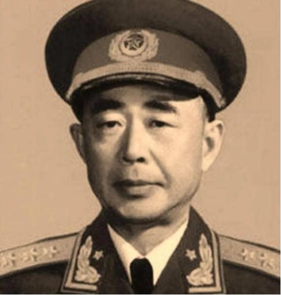 1959年，陈明仁去北京开会，带枪进了会场。大会秘书长彭真让贺龙帮忙，把陈明仁的
