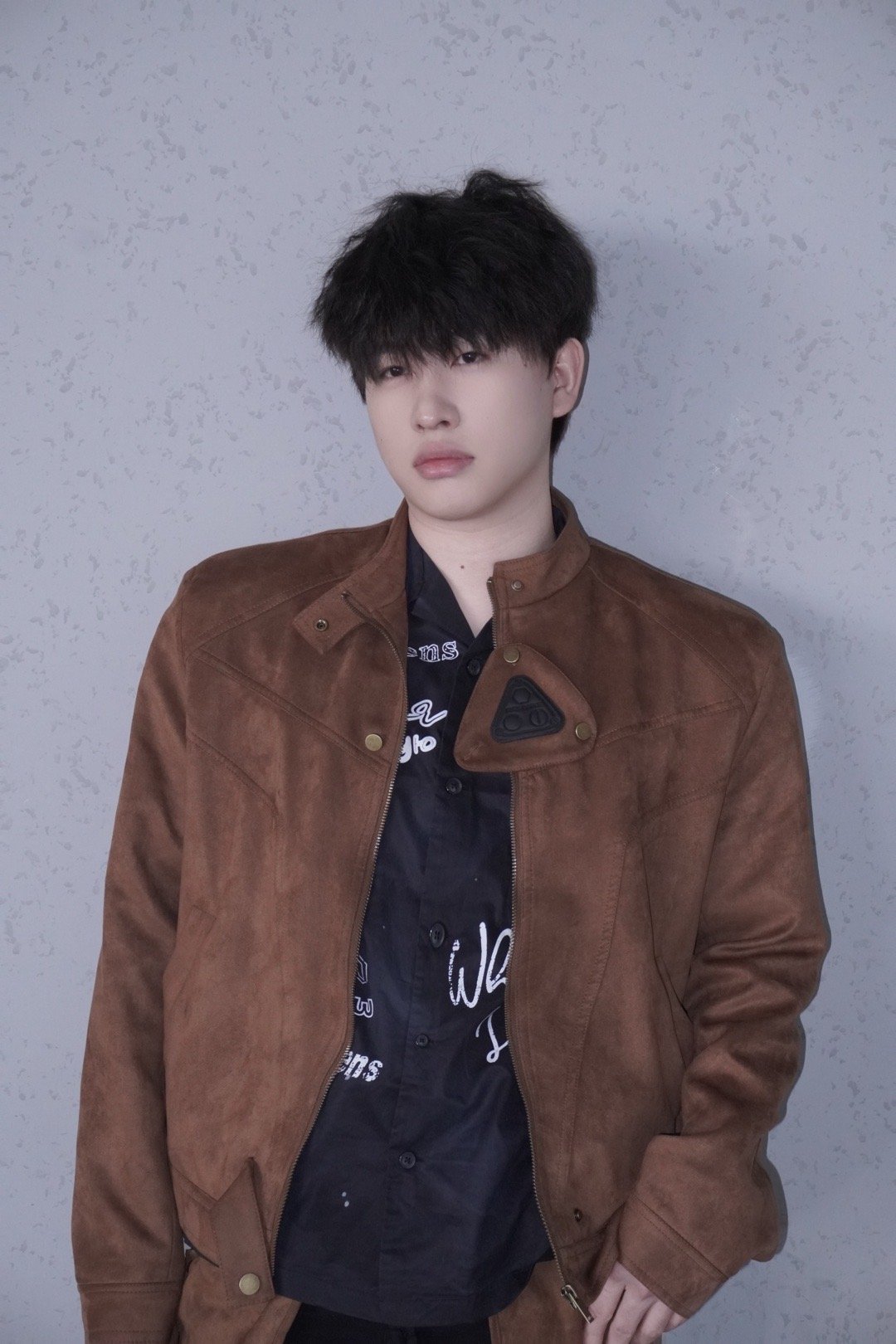 桃人巅峰之夜造型    帆帆这个有点像机车男孩耶！不错脸很能顶 