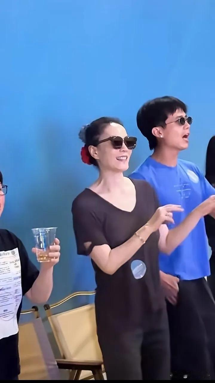 57岁奔60啊，
虽然一直特立独行，
穿衣打扮有个性。
让人们很喜欢，
但是这次