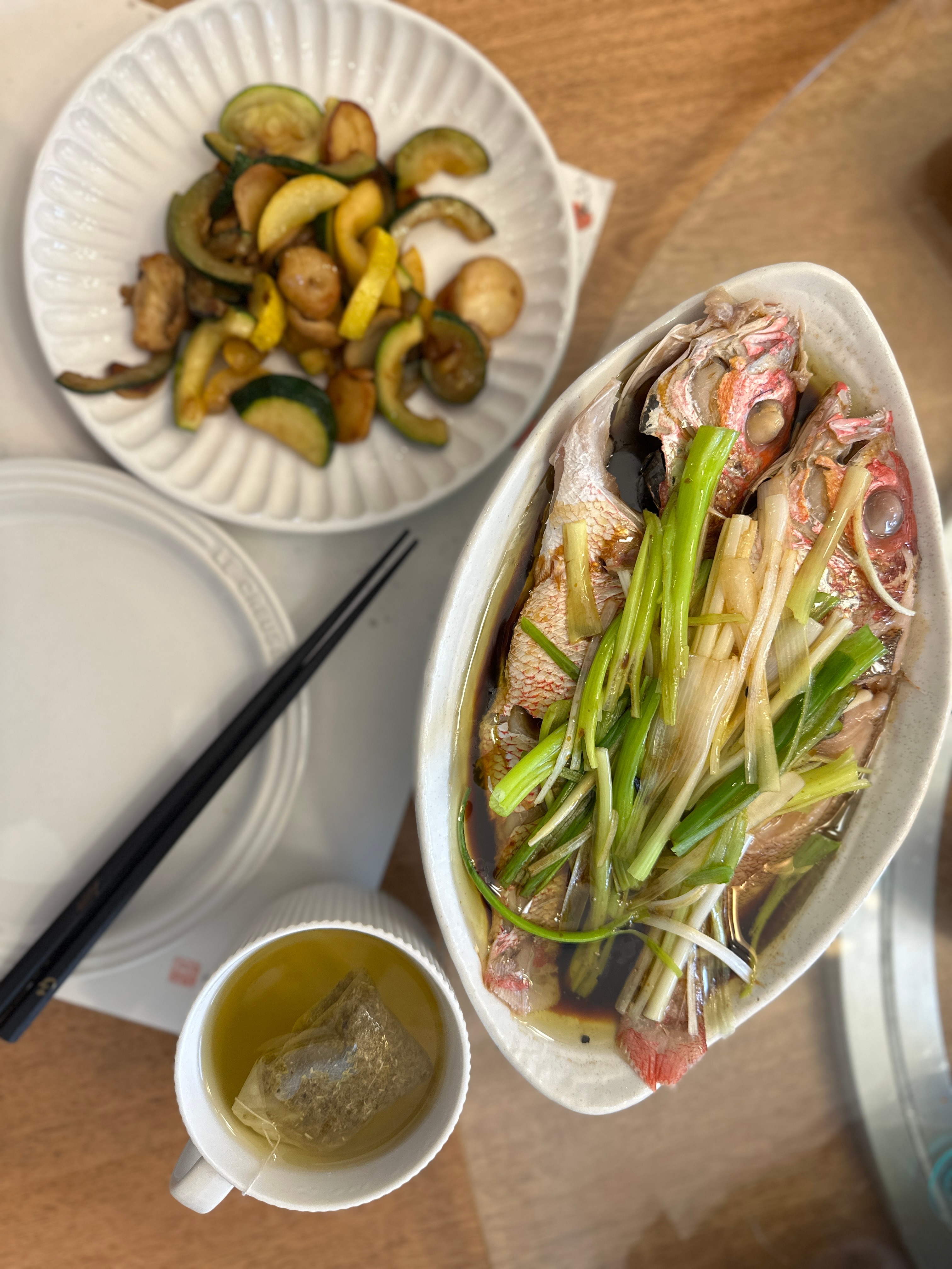 我的午餐清蒸了两条红鲷鱼（Red Snapper）教授在家的话就我们俩人一人一条