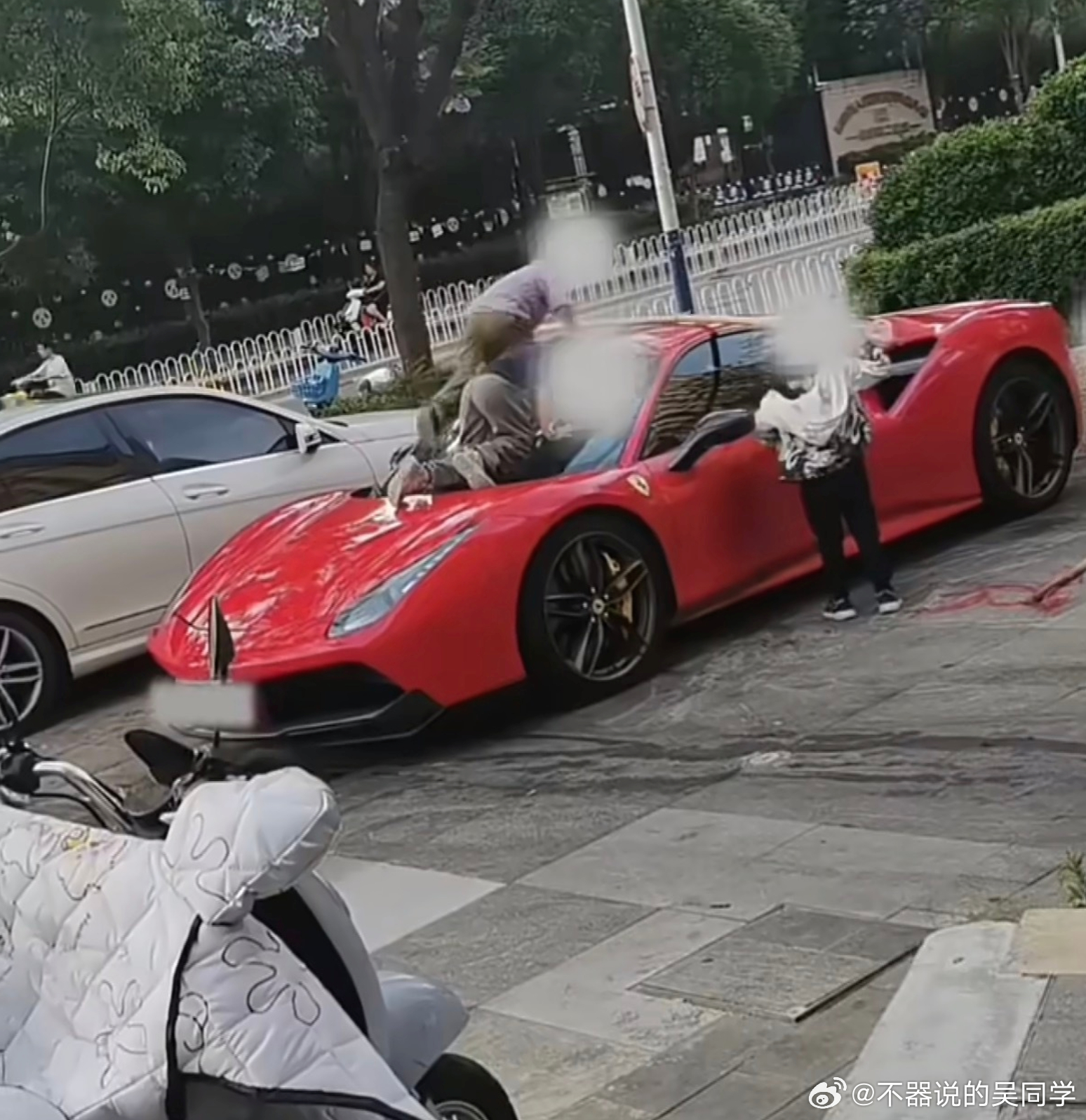 法拉利被4个孩子当滑梯玩 这么说吧，之所以会有熊耗子，多半是因为家长也是个熊人，