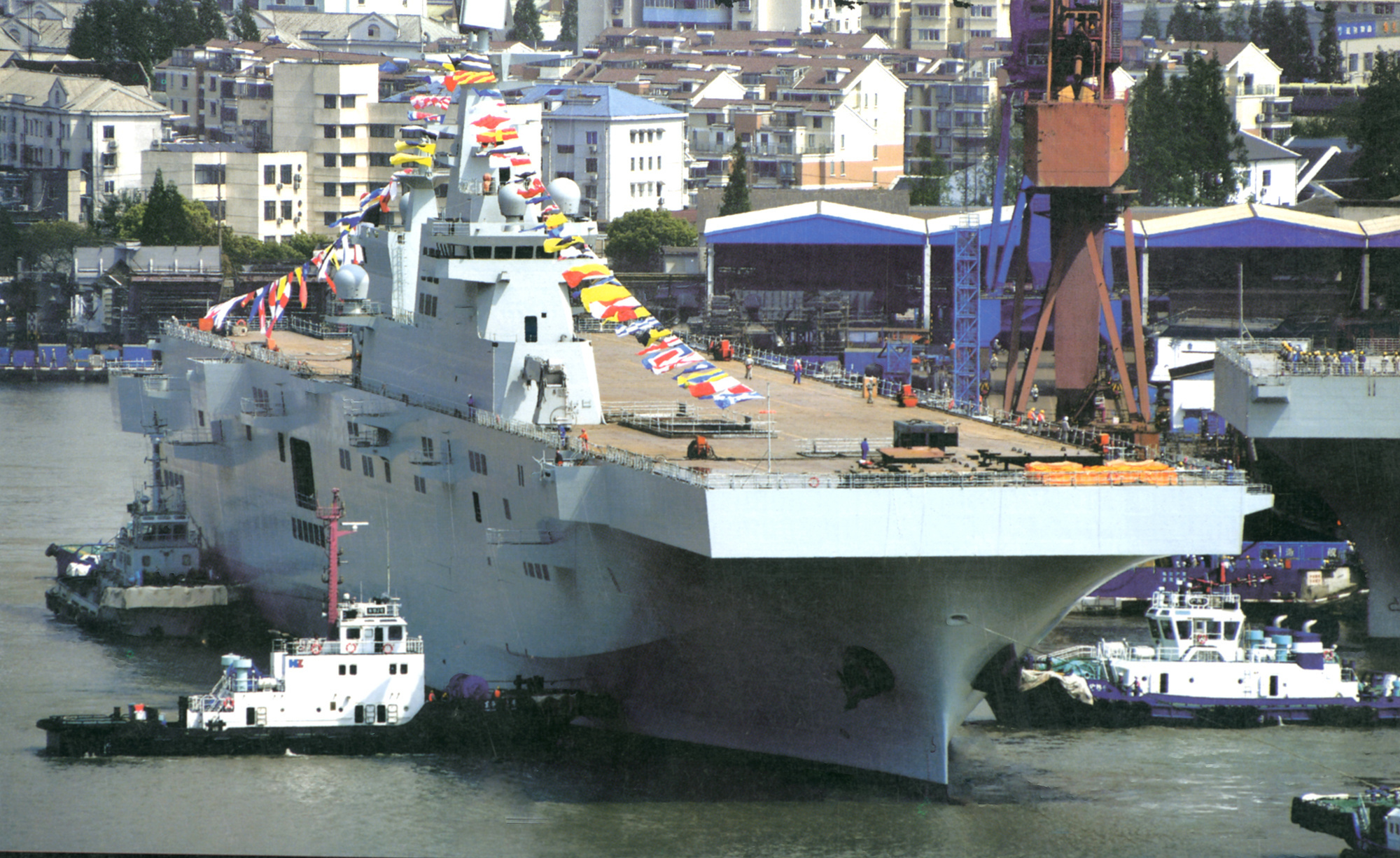 2022年4月份075二号舰下水时的场景，再有一个月左右的时间，估计又能看到这种