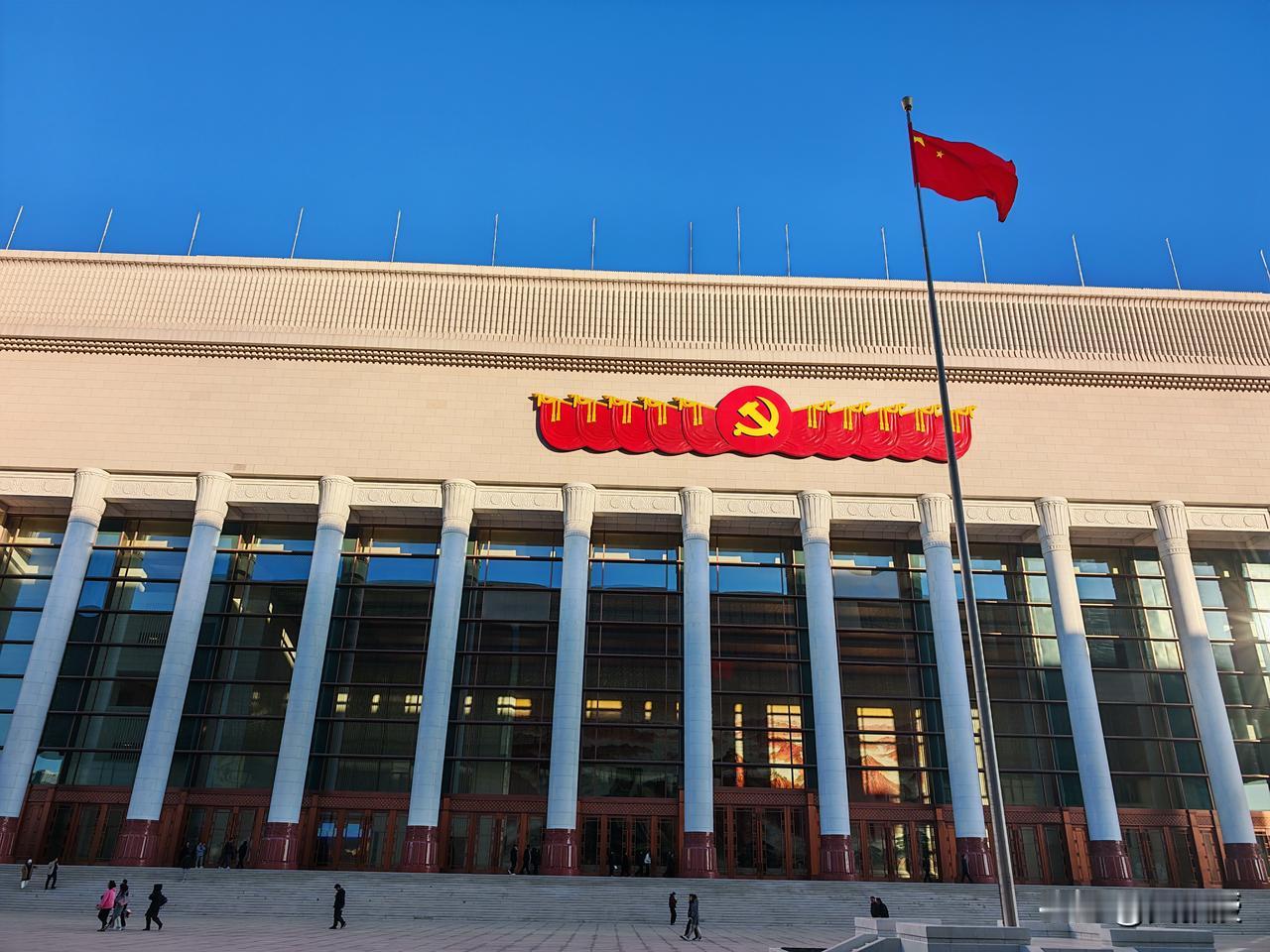 今天现场实践教学
在党史馆学习
这段时间的学习很有收获
每天不让带手机，大大提高