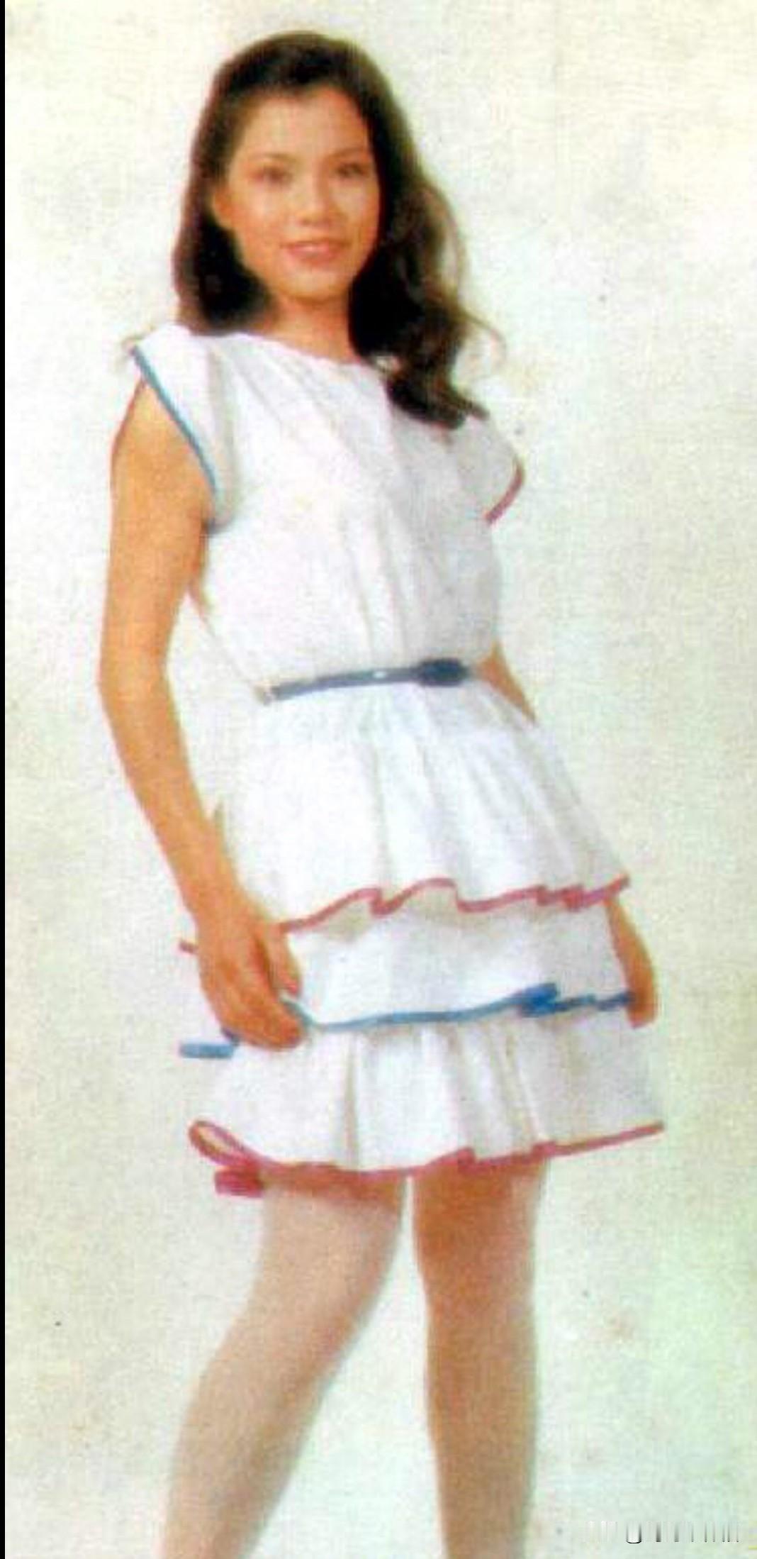 不是惊艳世俗的长相
是让人一眼就记住的灵气🎐

白裙翩翩的模样
像从80年代的