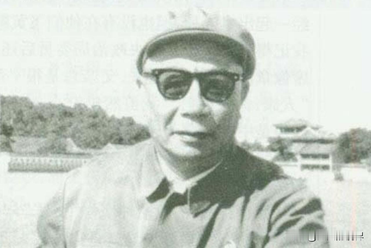 80年代初，已经从工程兵司令员位置上退下来的开国上将陈士榘将军与当时的工程兵文工