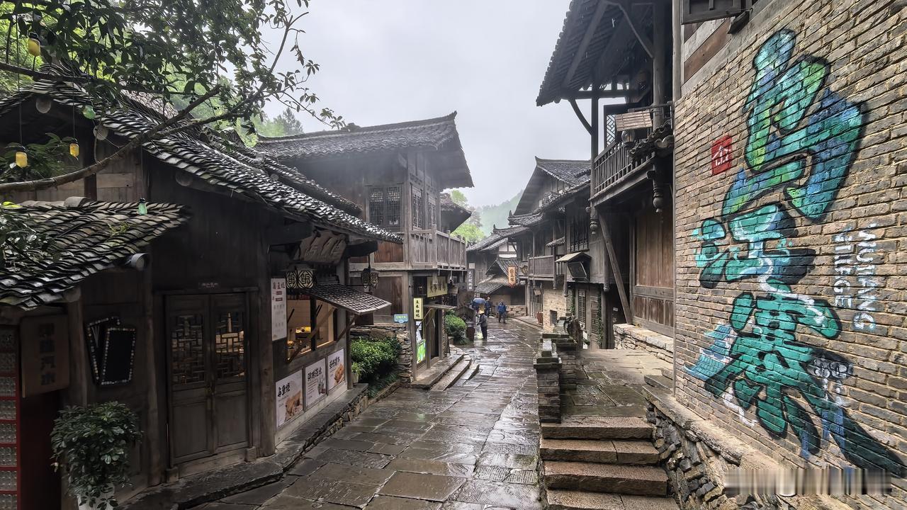 【十楼杂记】乌江寨
细雨蒙蒙锁寨门，炊烟缕缕淡黄昏。
廊桥游伞添幽意，灯火阑珊静