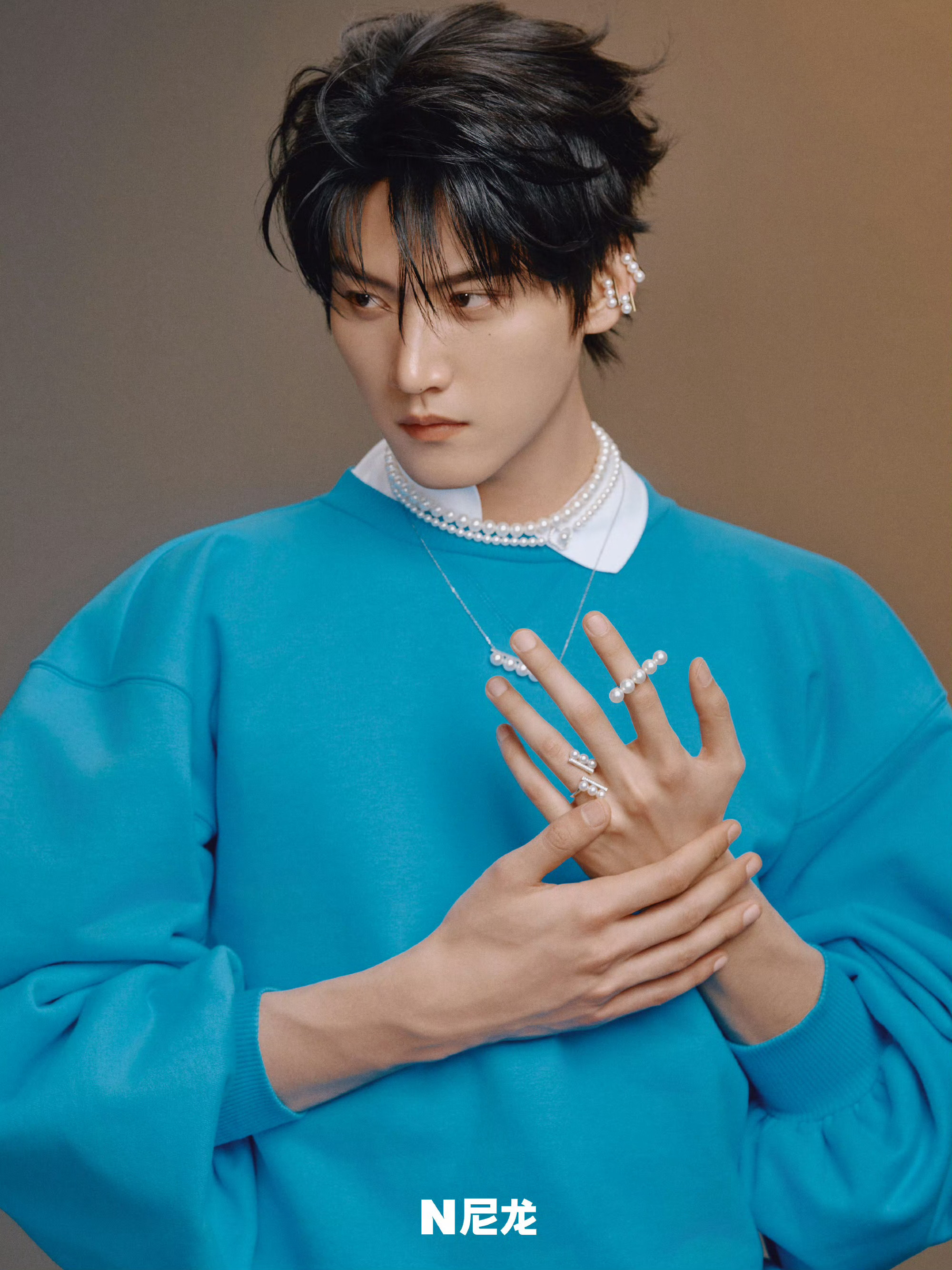 周柯宇尼龙四月刊双封 周柯宇尼龙杂志四月刊双封面。双封品牌来自Tasaki珠宝 