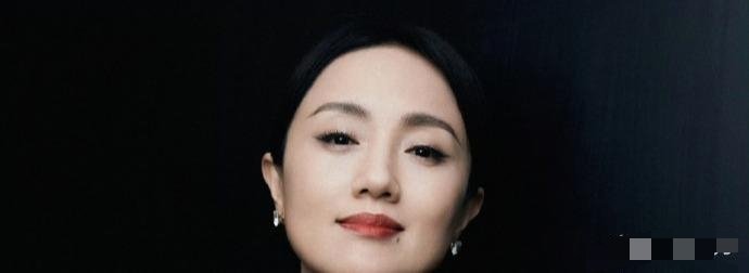 靳东跟朱媛媛关系那么好！他怎么不给朱媛媛写追悼词呢？难道是因为太久没联系了，还是