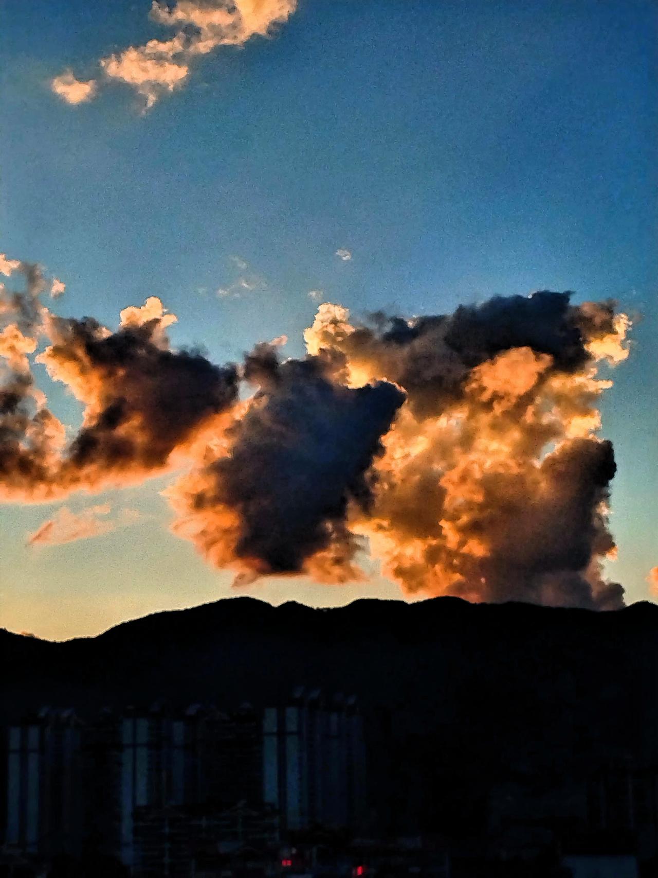 夕阳西下，云海翻滚，城市天际线尽收眼底。在这如诗如画的夕阳美景里，那橙红色的光辉