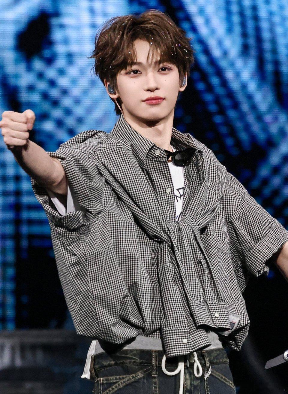 梓渝 灰色也遮盖不住你的光芒 