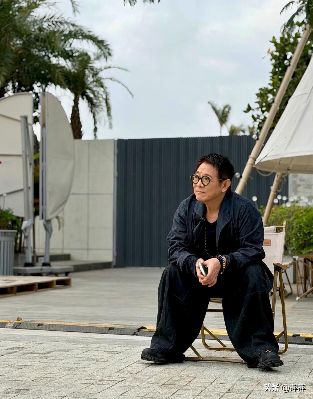 62岁李连杰偏爱宽松穿搭，深色阔腿裤配休闲外套，褪去武打明星的硬朗，尽显岁月沉淀