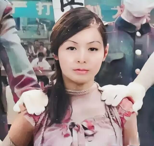照片中这位即将被执行死刑的女犯名叫翟曼霞，25岁的她因曾与18名男友发生过性关系