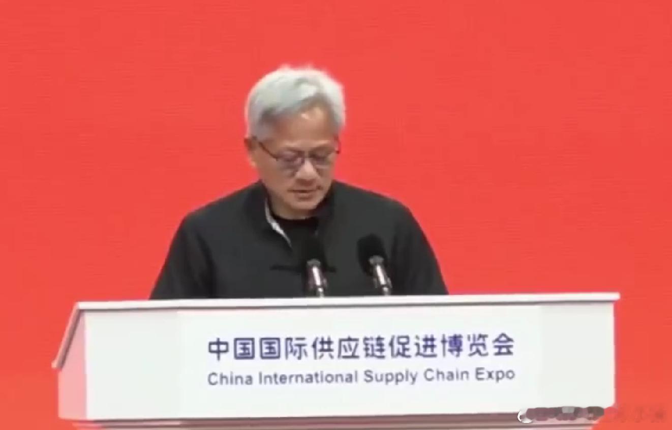 黄仁勋在链博会上表示很想买一辆小米汽车，还把皮夹克换成了唐装，并且首次用中文演讲