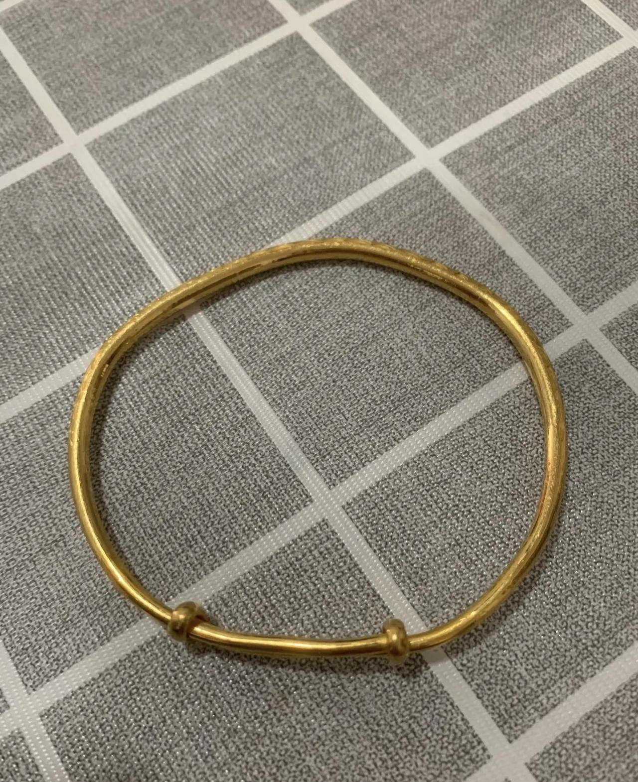 朋友婆婆走了，
留下一只40克的金镯子，家里却为它闹翻天。

儿子认为，妈的东西