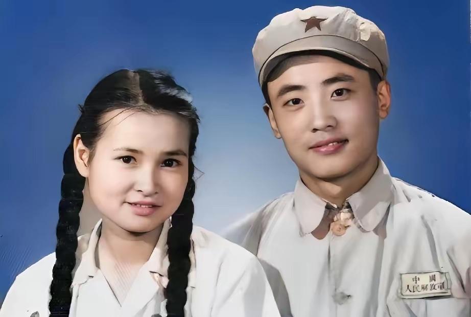 这是拍摄于1953的结婚照，24岁的梁再冰和丈夫于杭的真实合影，两人的颜值很高，