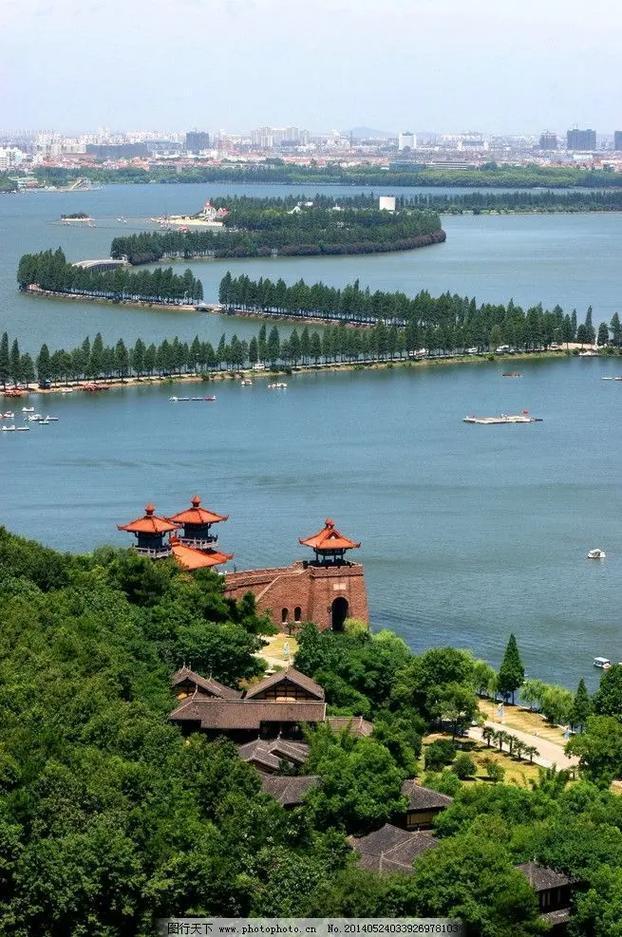 环东湖自驾游超棒！从东湖磨山出发，先沿着湖岸线前行，能看到碧波荡漾的湖水，岸边垂