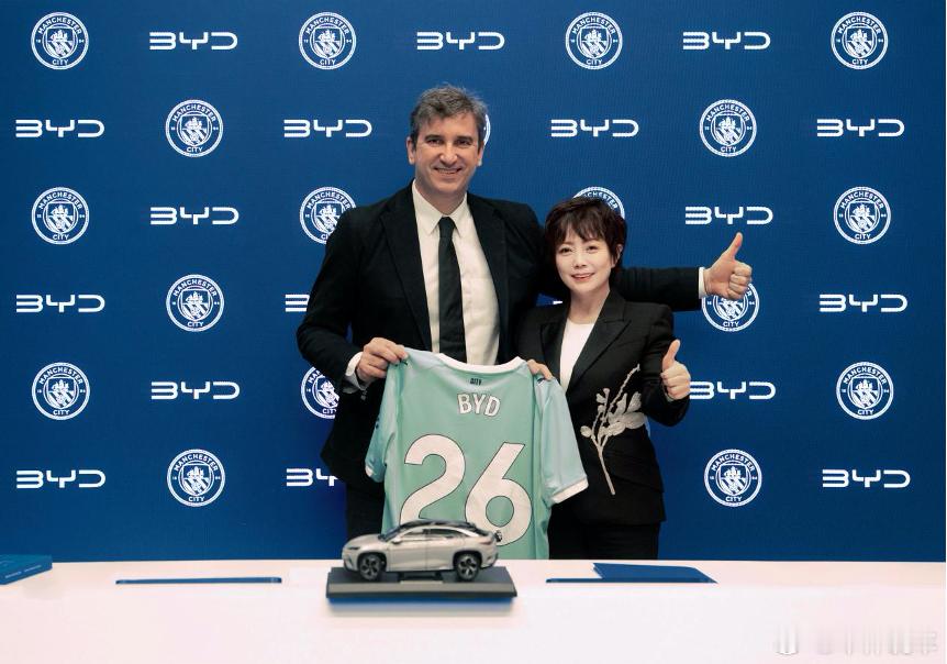 比亚迪和曼城足球俱乐部正式联手啦！一个是全球新能源汽车的引领者，另一个是拥有百年