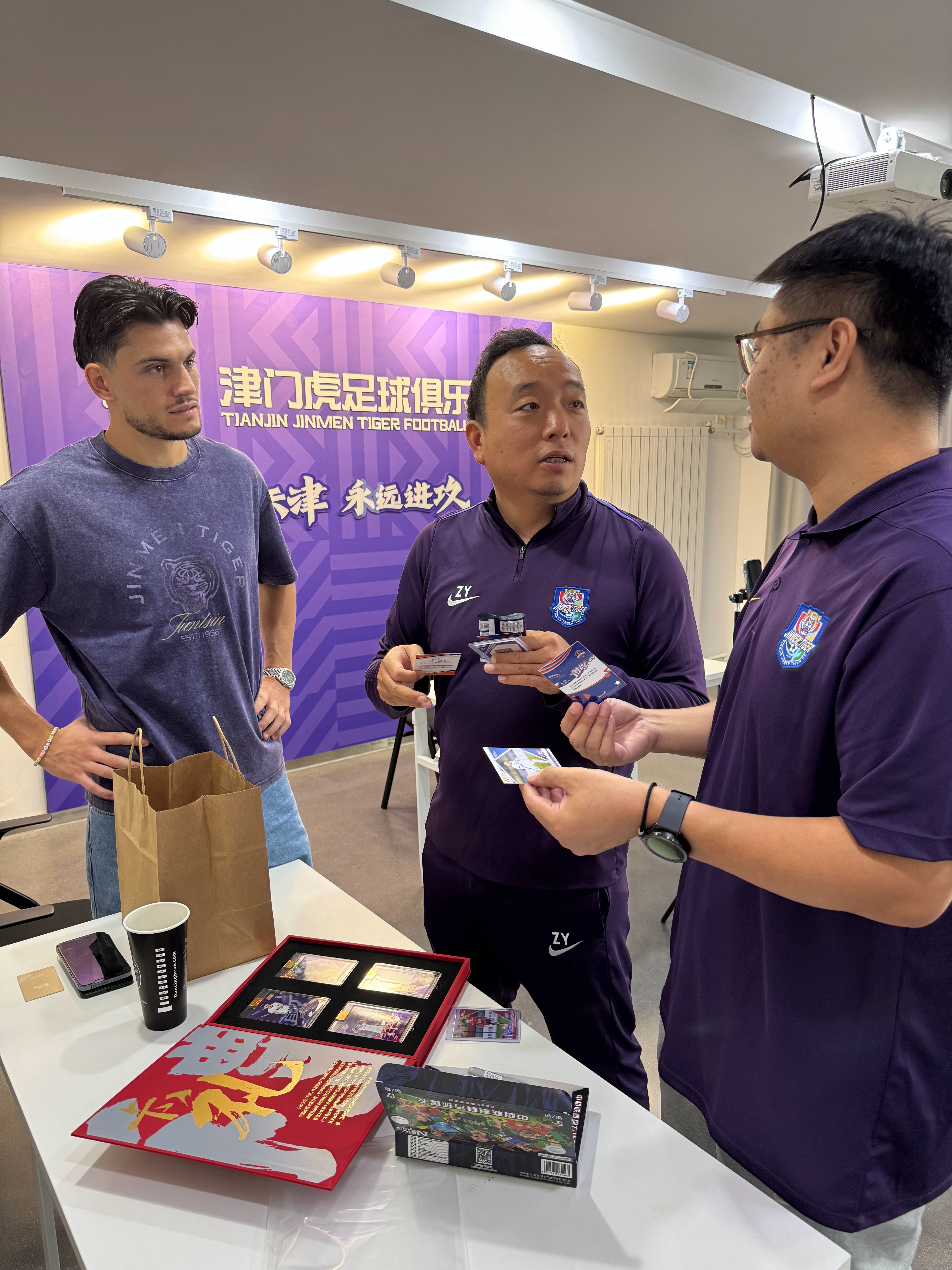 前几天俱乐部联系我说萨尔瓦多看到了球迷拆出来他的球星卡，挺有兴趣，问我能不能帮忙