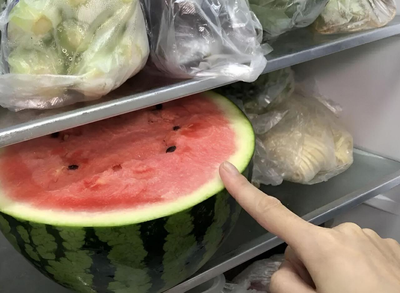 冰箱里有这几样东西的赶紧扔掉！不然会影响你的健康！

看似干净的冰箱，实则是细菌
