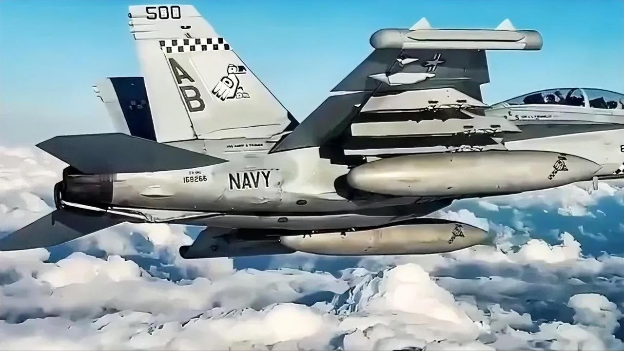 翱翔天际的战斗机，震撼的飞行力量！🛫️💥，