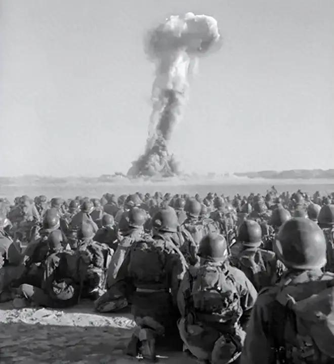 原子弹爆炸的那个清晨，奥本海默想起了什么？
1945年7月16日凌晨5点30分，
